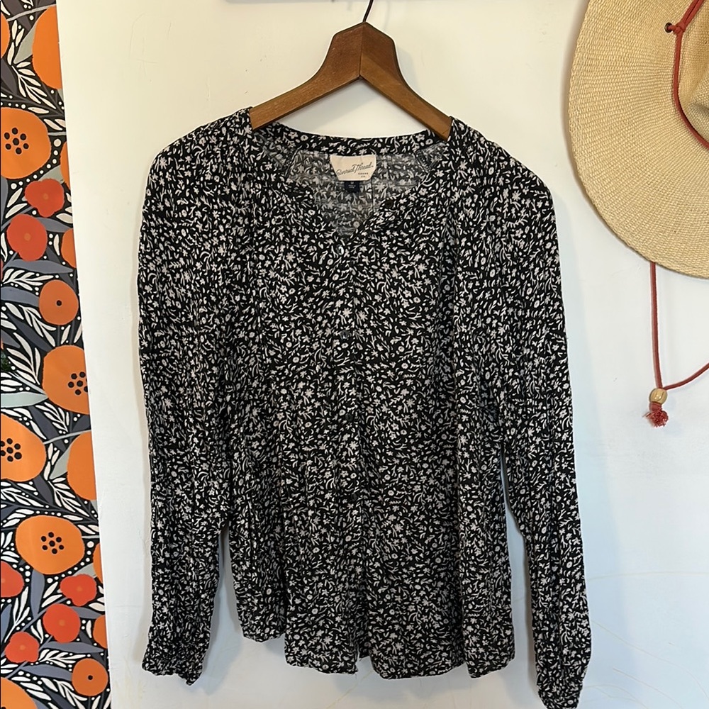 Universal Thread White and Blue Long Sleeve Blouse